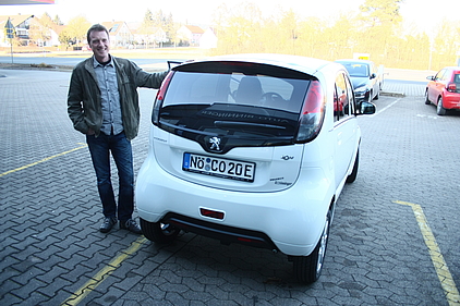 Matthias Fritzsche vor seinem Peugeot Ion